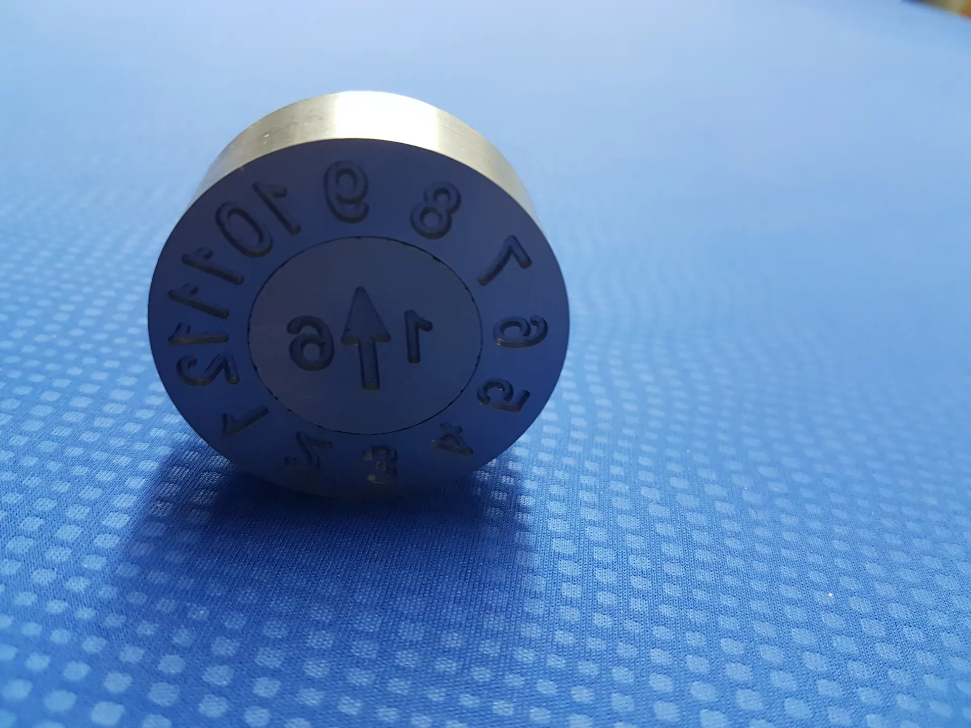 Datador cilíndrico com numeração gravada a laser