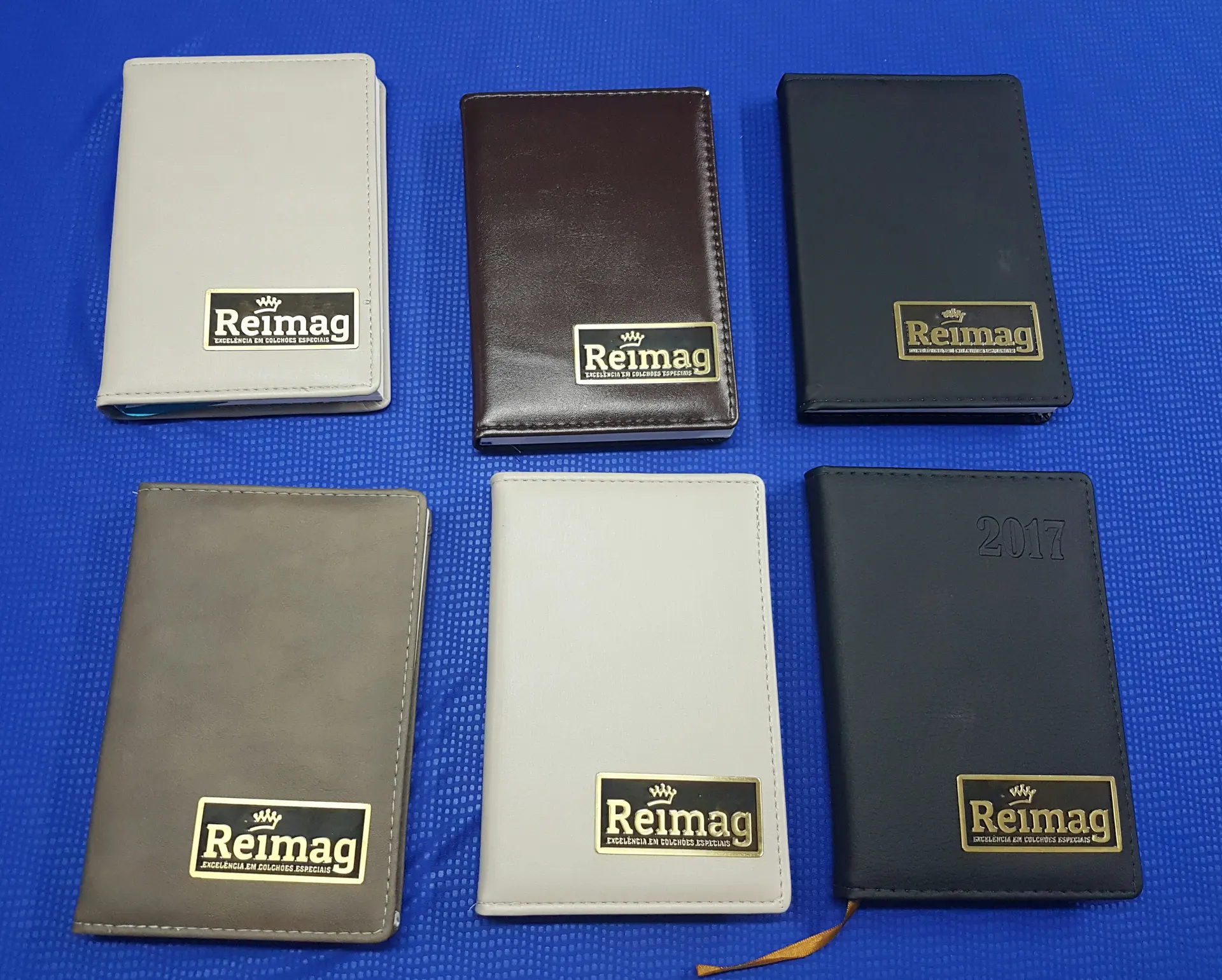 Placas metálicas gravadas aplicadas em capas de agenda