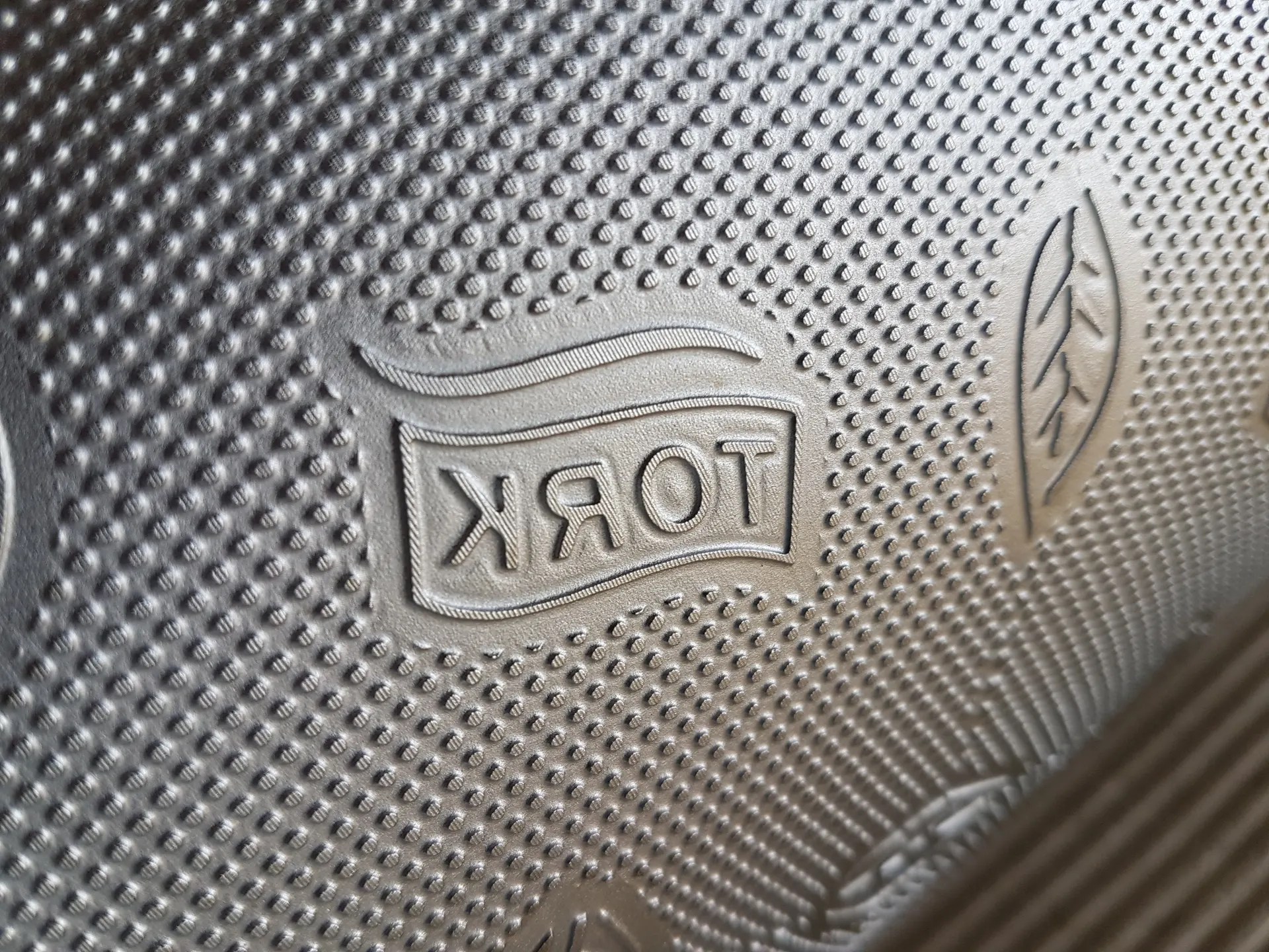 Textura com marca gravada em ferramental