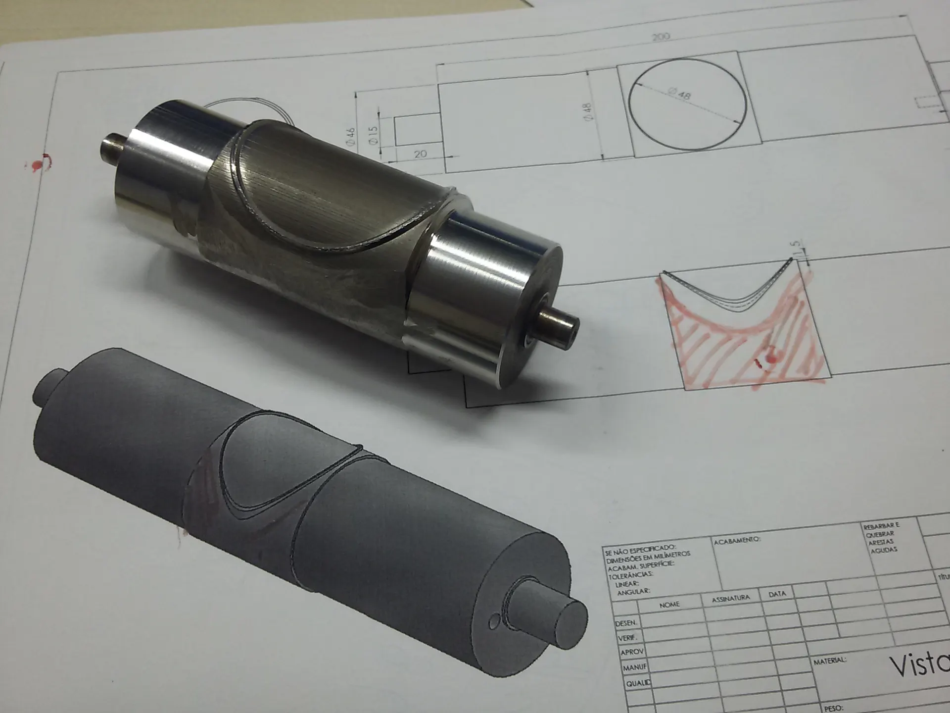 Peça usinada em CNC sobre o desenho técnico com marcações